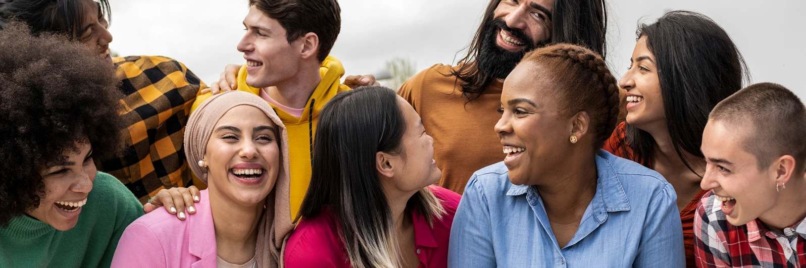 Amigos internacionales felices