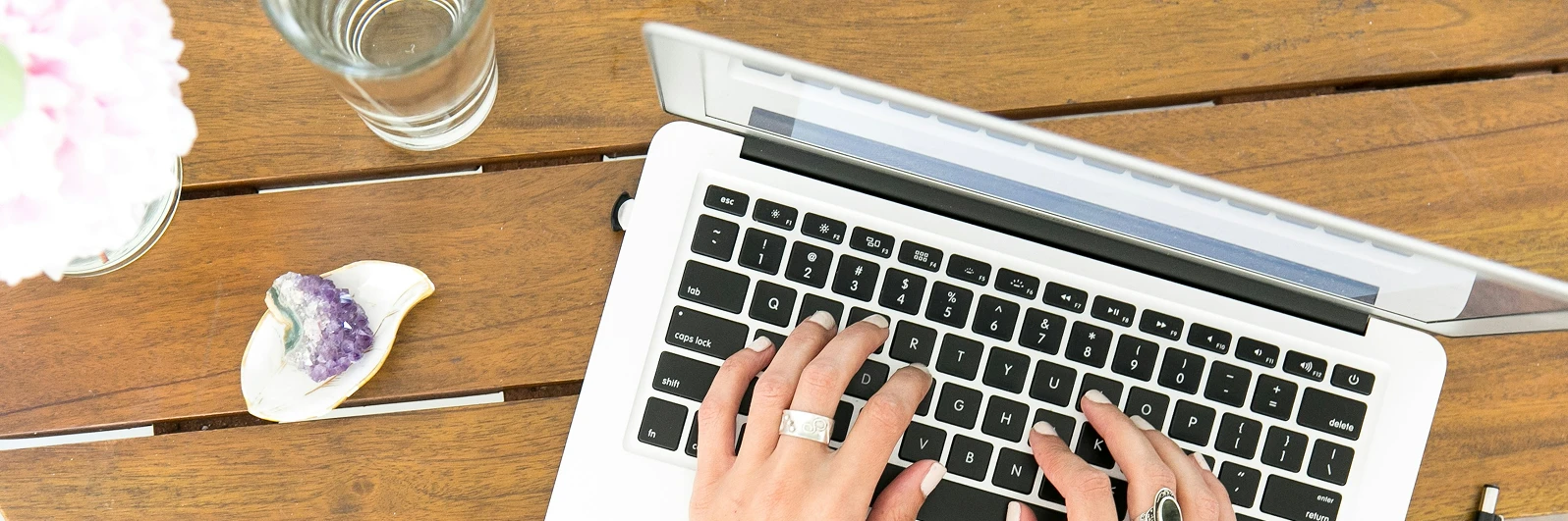 Personas escribioendo en computador