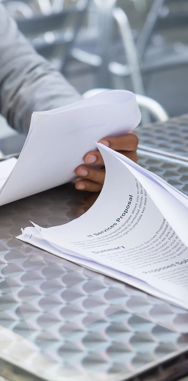 Persona revisando documentos