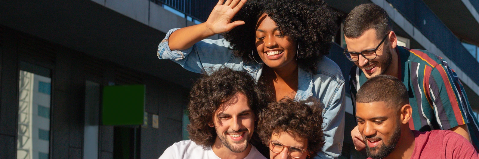 Cinco personas sonriendo