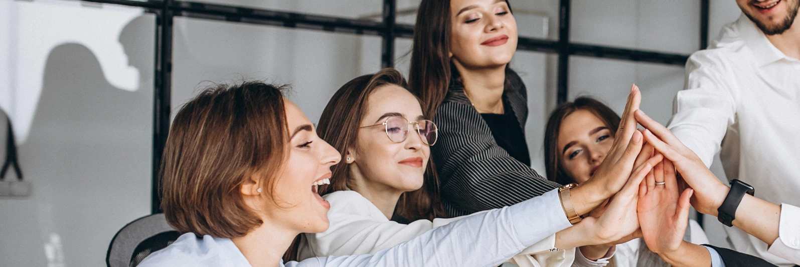 Mujeres juntando sus manos