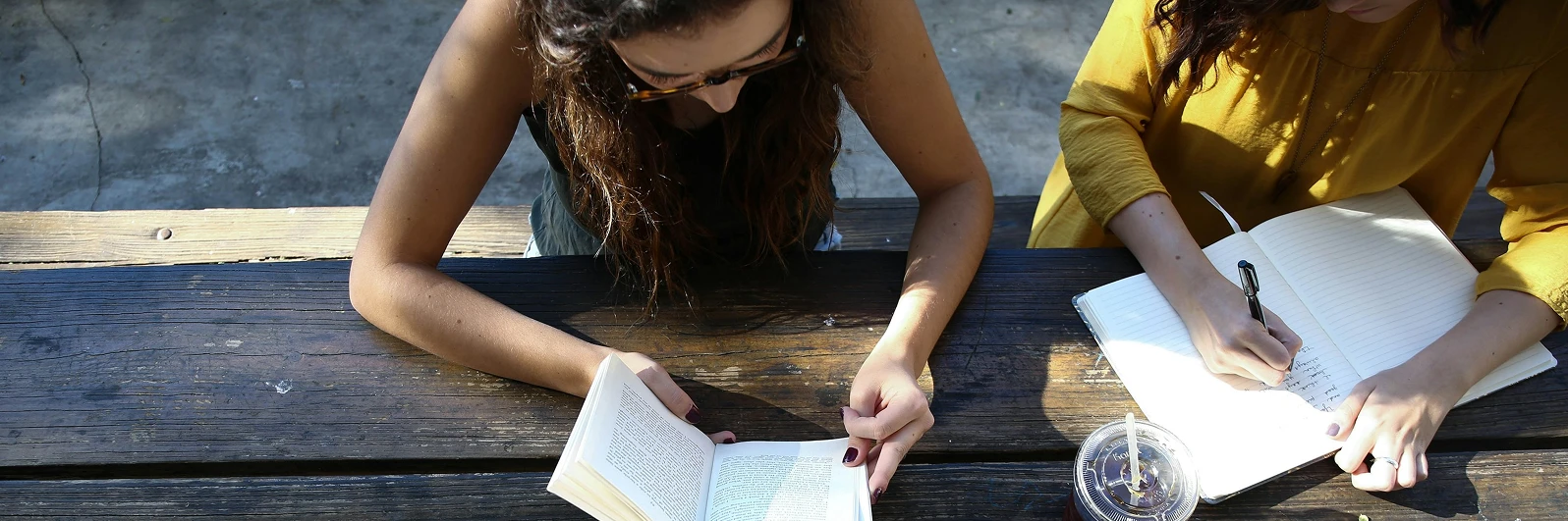 Personas sonriendo revisando documentos