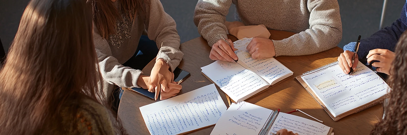 Grupo de estudiantes escribiendo
