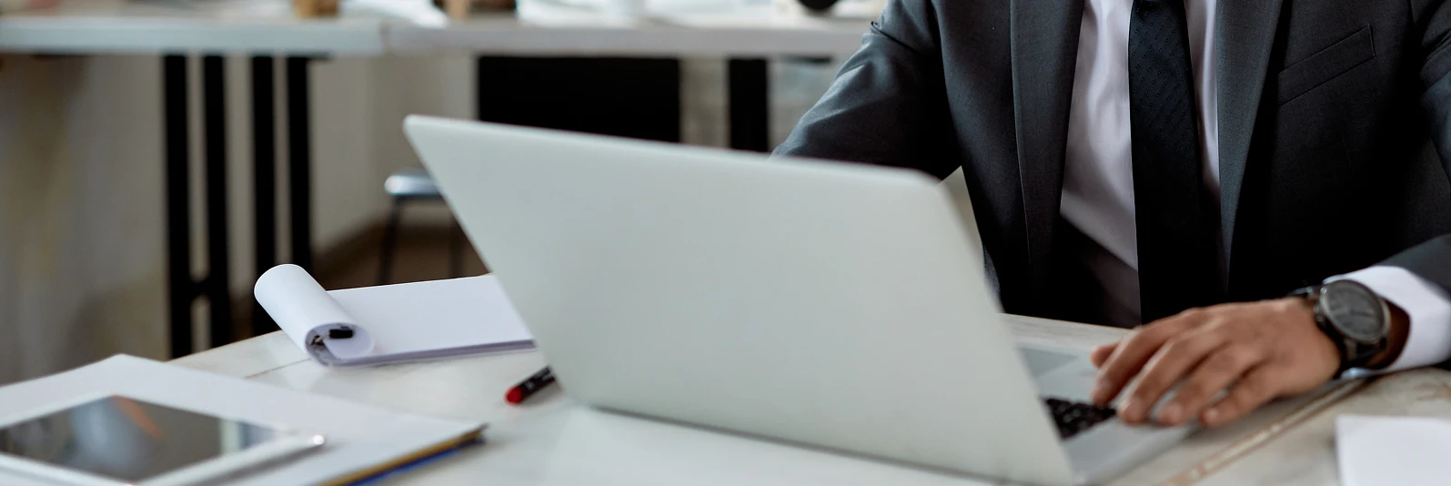 Hombre escribiendo en el computador
