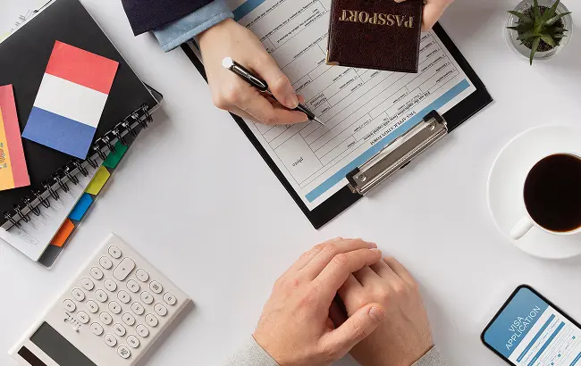 Persona llenado formulario