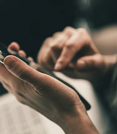 Persona marcando celular