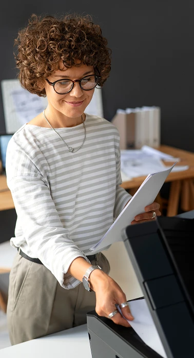 MUjer escaneando documentos