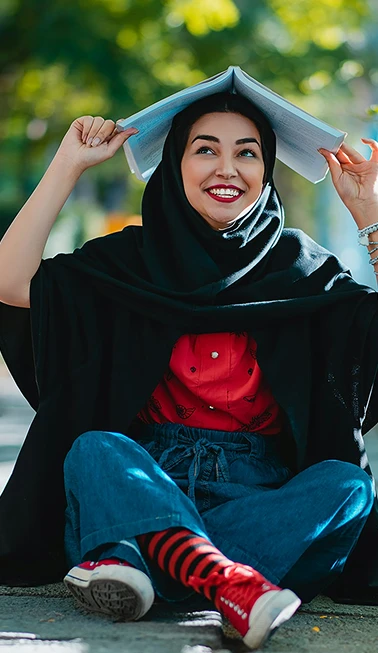 Mujer sentada con cuaderno arriba