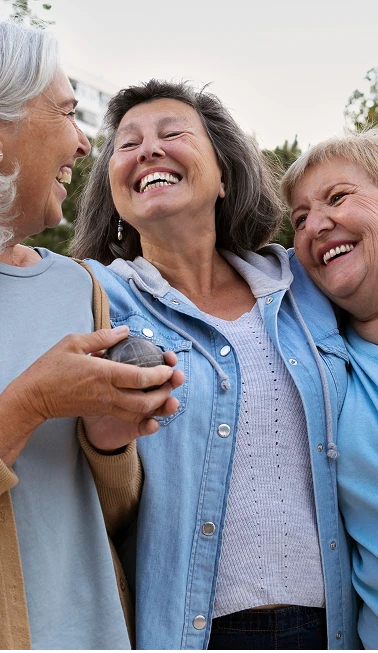 MUjeres reunidas sonriendo