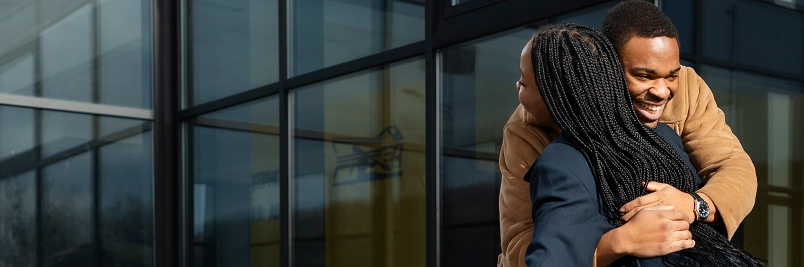 Personas abrazandose