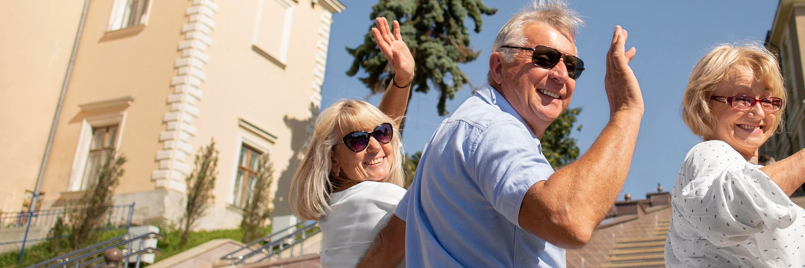 Personas Saludando y Sonriendo