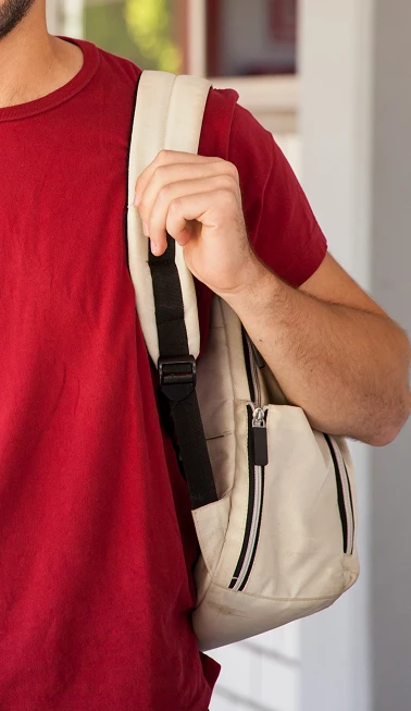 Persona sosteniendo Maleta