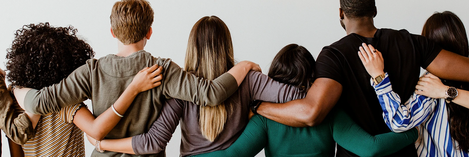 Personas abrazandose