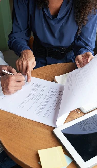 Personas verificando documentos