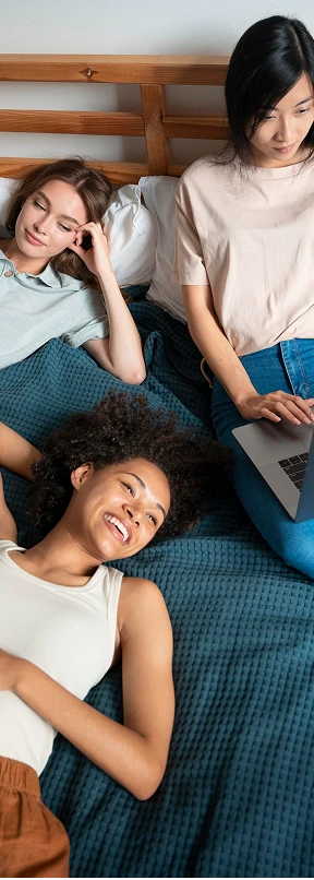 Personas recostadas viendo computador