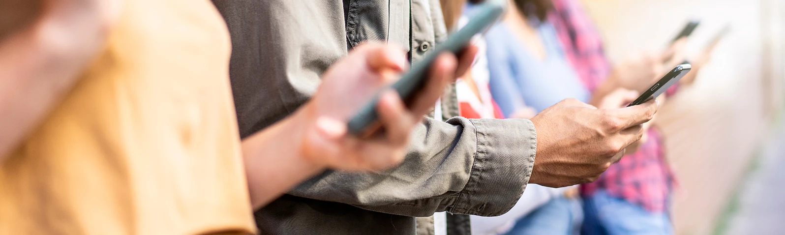 Personas mirando telefonos