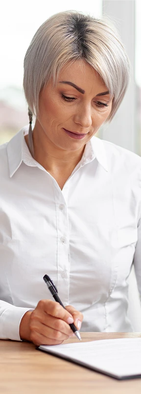 Mujer analizando documentos